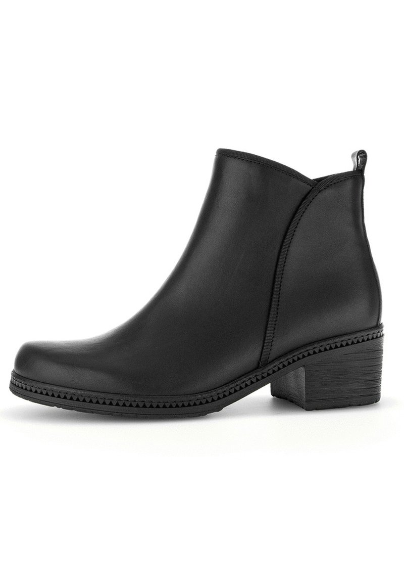 Botas de tobillo de cuero negro con punta redonda, tacón bajo en bloque, paneles laterales elásticos y suela de goma texturizada. Acabado liso, sin adornos.