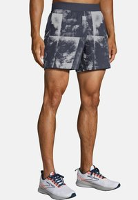 Brooks SHERPA 5" SHORT - Träningsshorts - concrete cloud dye print