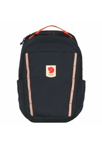 Svart ryggsäck med oranga detaljer och reflexer. Har en Fjällräven-logotyp, vadderade axelremmar och sidofickor.