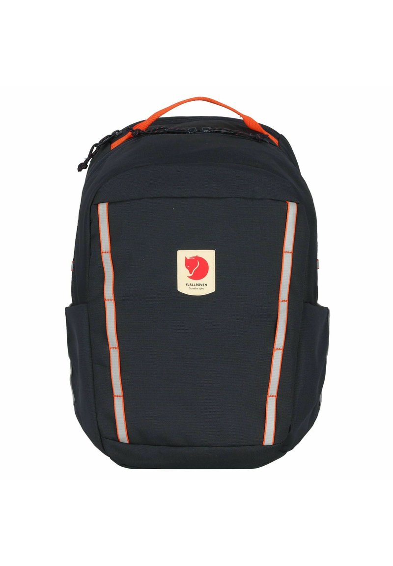 Svart ryggsäck med oranga detaljer och reflexer. Har en Fjällräven-logotyp, vadderade axelremmar och sidofickor.