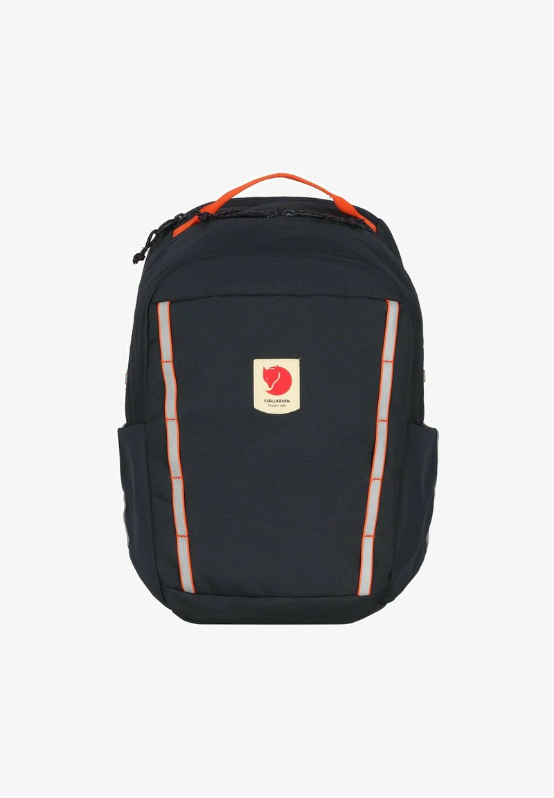 Fekete hátizsák narancssárga díszítéssel és fényvisszaverő részletekkel. Tartalmazza a Fjällräven logót, párnázott vállpántokat és oldalsó zsebeket.