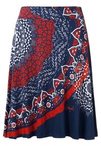 Blå, röd och vit mönstrad kjol med en blandning av blommönster och geometriska former, tillverkad av mjukt tyg med en utsvängd form.