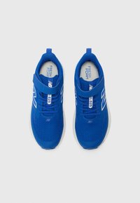 Des chaussures de sport bleues avec un dessus en mesh, dotées d'un col et d'une languette rembourrés, d'un système de laçage et d'une semelle blanche flexible.