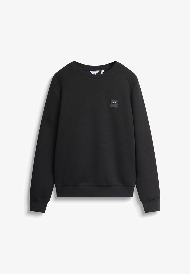 Sudadera negra con cuello redondo y mangas raglán. Presenta una pequeña placa de logo cuadrada en el pecho. Está hecha de una suave mezcla de algodón.