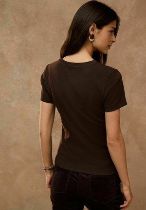 Next, REGULAR FIT - V-NECK FITTED T-SHIRT - Basic T-shirt - chocolate brown