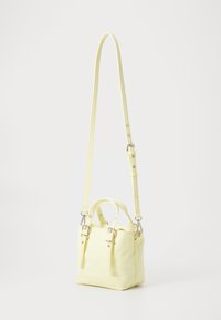 Sac à main en simili cuir jaune avec poignées doubles et une bandoulière détachable. Accents en métal argenté et design minimaliste. Texture lisse.