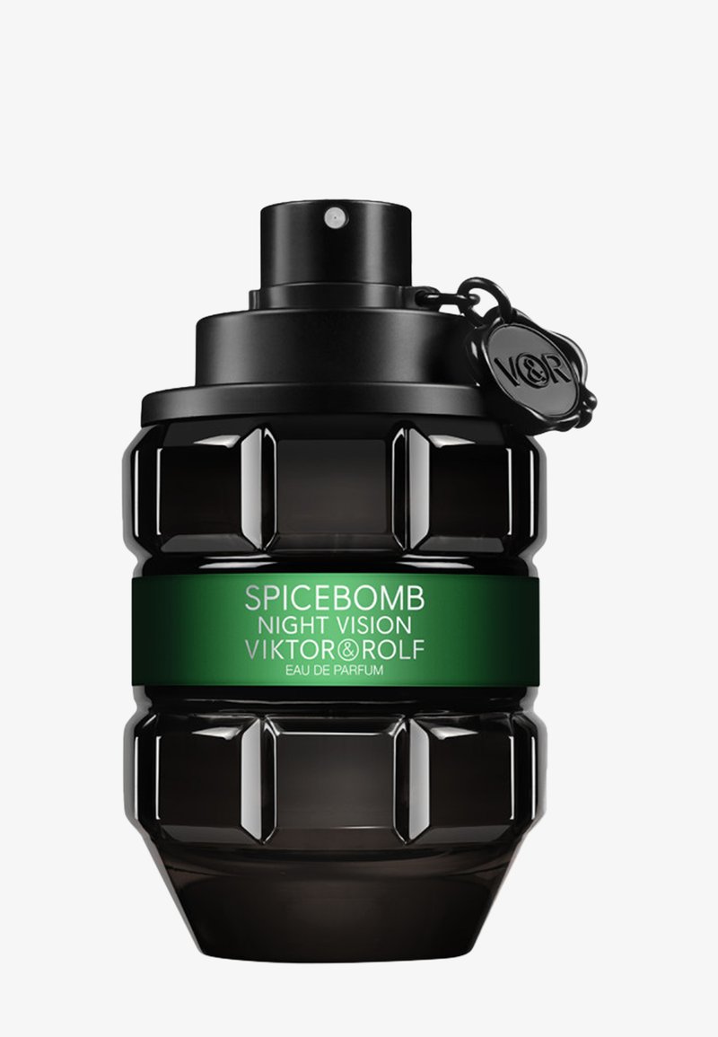 Flacon de parfum noir en forme de grenade avec une étiquette verte indiquant "Spicebomb Night Vision Viktor & Rolf Eau De Parfum" et un capuchon noir orné d'un pendentif.
