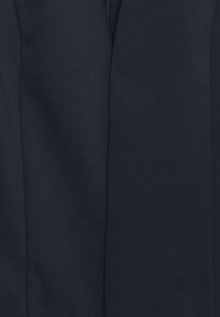 Tmavě modrá látka s hladkou texturou, s čistými liniemi a jemným záhybem, vhodná pro krejčovské oblečení nebo oděvy.