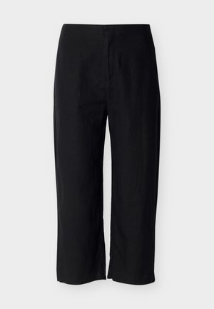 Zwarte broek met rechte pijpen, een taille op middenhoogte en een ritssluiting aan de voorkant, afgebeeld tegen een effen lichte achtergrond.