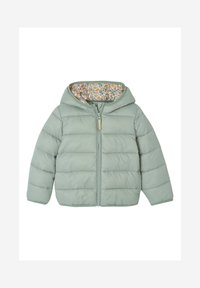 Leichte grüne Steppjacke mit floralem Futter, ausgestattet mit Kapuze und Frontreißverschluss. Weiche Textur mit genähten Details.