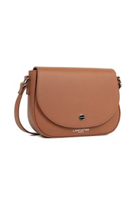 Borsa a tracolla in pelle marrone con texture, patta arrotondata, ferrature argentate e logo impresso. Tracolla regolabile per versatilità.