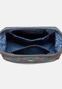 Blauwe cosmetica tas met een patroon en gouden rits, met een gestreepte blauwe binnenkant. Bevat één hoofdcompartiment en een kleiner vak.