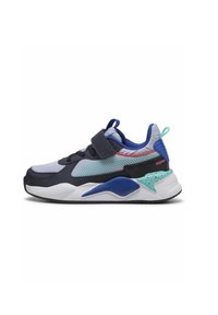 Zapatilla multicolor que combina navy, azul claro y teal. Materiales de malla y sintéticos, correa ajustable y suela de goma.