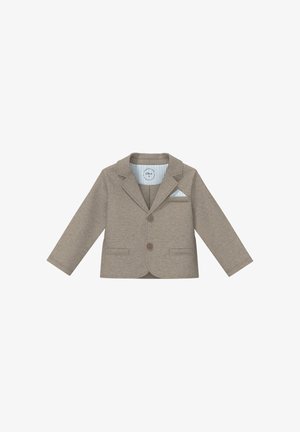 Beiger Kinderblazer mit zwei Knöpfen, Vorderentaschen, Revers mit Kerbe und detailreicher gestreifter Einstecktuch auf weißem Hintergrund.