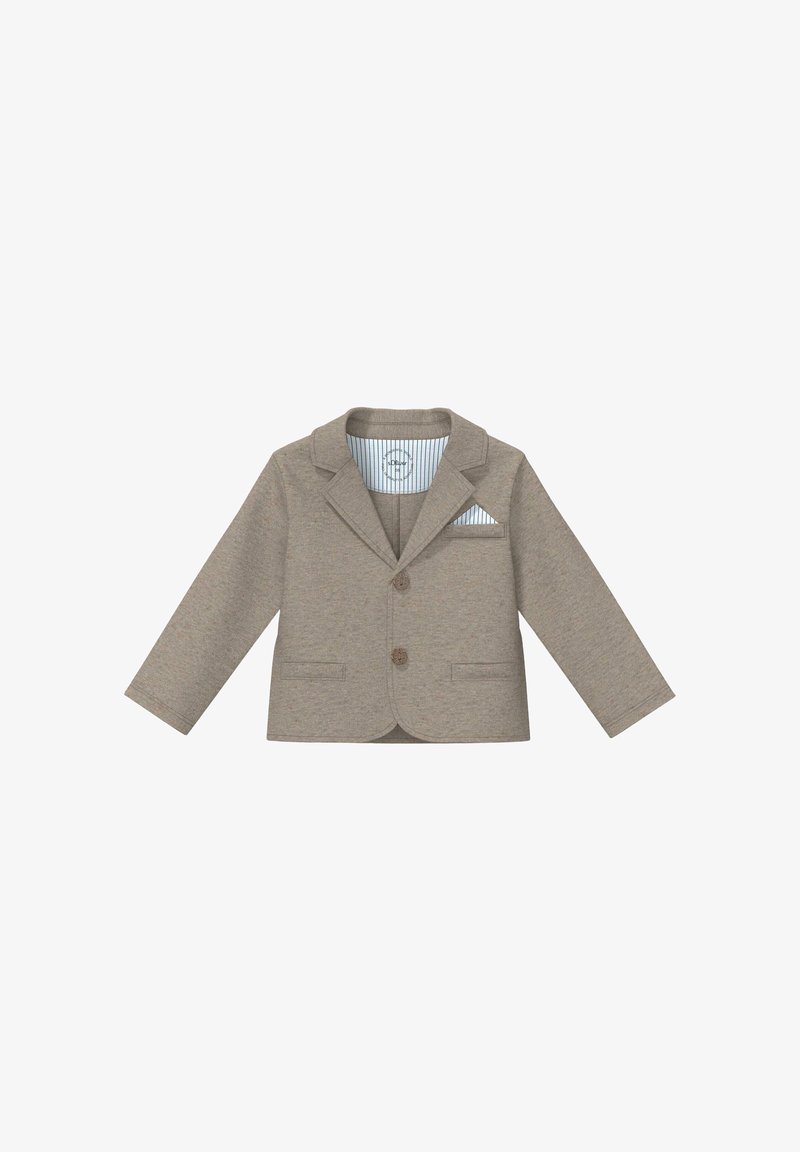 Beżowa marynarka dla małego dziecka, z dwoma guzikami, przednimi kieszeniami, klapą z wycięciem i detalem w postaci pasiastych poszetek na białym tle.