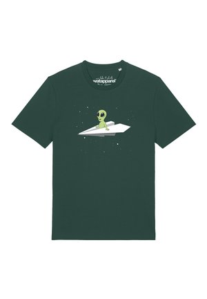 Dunkelgrünes T-Shirt mit einer Grafik eines kleinen grünen Aliens, das auf einem weißen Papierflieger sitzt, umgeben von kleinen Sternen.