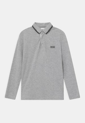 Szary longsleeve polo z czarnym kołnierzykiem, posiadający małe logo na piersi oraz miękką, teksturowaną tkaninę.