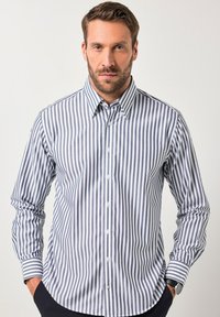 Camisa de hombre de manga larga en rayas verticales azul marino y blancas, fabricada en algodón, con collar abotonado y puños ajustables con botón.
