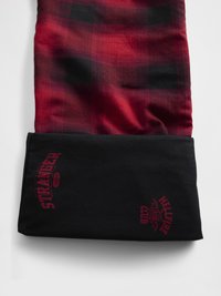 Rdeč in črn karo šal s črnim robom, na katerem je rdeč napis »STRANGER« in »HELLFIRE CLUB« ter grafika netopirja.