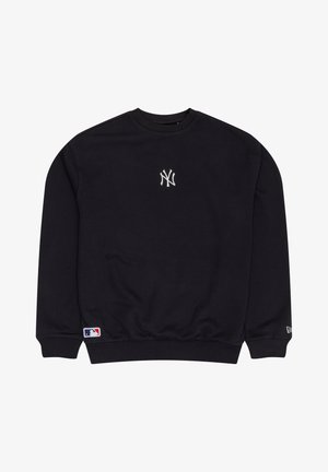 Schwarzer Pullover mit Rundhals, gerippten Bündchen und Saum, ausgestattet mit einem weißen gestickten New York Yankees Logo auf der Brust und einem MLB-Tag am Ärmel.