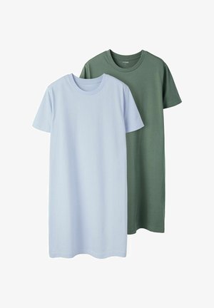 Dve jednofarebné šaty s krátkym rukávom, jedno svetlomodré vpredu a jedno olivovo zelené vzadu, zobrazené na bielom pozadí.