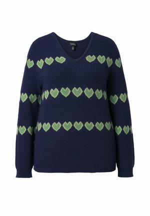 Granatowy sweter dziany z dekoltem w serek, ozdobiony zielonymi wzorami serc w poziomych pasach na piersiach i rękawach. Tkanina o fakturze.