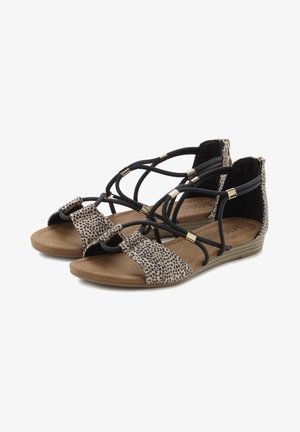 Sandalias planas de mujer con tiras de tela marrón claro y negra con manchas, cordones elásticos negros con detalles en tono dorado y un tacón bajo apilado.