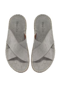 Sandali slip-on in suede grigiocon fasce incrociate e cuciture a zigzag lungo i bordi. Suola piatta con una superficie interna liscia.