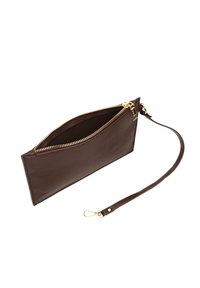 Hnedá kožená zápästná taška s zlatým zipsom, čiastočne otvorená, a zodpovedajúcim remienkom so zlatým karabínou na bielom pozadí.