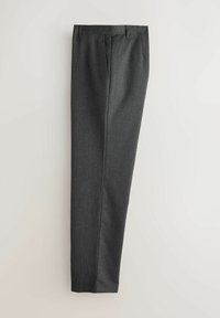 Pantalon de costume gris foncé sur mesure avec passants pour ceinture, braguette frontale et coupe droite slim, étalé à plat sur un fond clair.