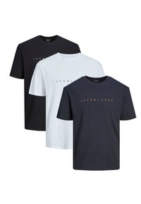 Pakket van drie katoenen t-shirts in zwart, wit en marineblauw, met een ronde hals en de tekst "JACK & JONES" op de voorkant gedrukt.