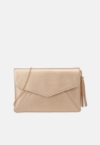 Zlatá metalická kabelka typu clutch s hladkým povrchem, designem obálky, šikmým klapkou a řetízkem. Obsahuje dekorační třásně.