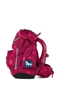 Roze rugzak met bloemenpatroon, reflecterende accenten, een eenhoornbadge, meerdere vakken en gevoerde schouderbanden voor comfort.