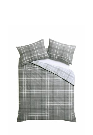 Doppelbett mit grau-weiß groß kariertem Bettbezug und zwei passenden Kissen auf weißem Hintergrund.