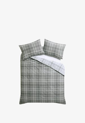 Doppelbett mit grau-weiß groß kariertem Bettbezug und zwei passenden Kissen auf weißem Hintergrund.