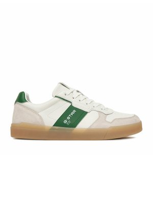 Weißer und beiger Sneaker in niedriger Ausführung mit grünem Seitenstreifen und der Aufschrift "G-STAR" sowie einer Gummisohle, von der Außenseite betrachtet.