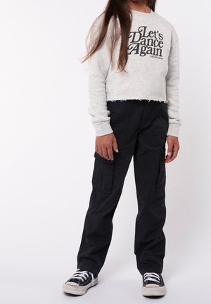 Grå cropped sweatshirt med sort tekst "Let's Dance Again" og sorte cargobukser. Modellen har sorte og hvide sneakers på.