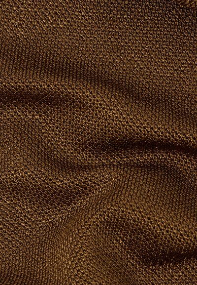 Tecido castanho texturizado com um padrão tecido, apresentando um brilho suave e uma superfície ligeiramente elevada, criando uma qualidade tátil elevada.