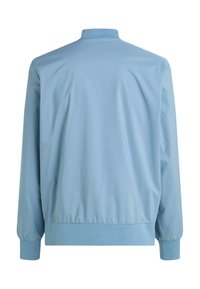 Giacca leggera di colore azzurro, con colletto rotondo, polsini ed orlo elasticizzati, dal design minimal e dalla texture liscia.