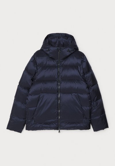 Marinblå puffjacka med huva, med horisontellt kviltad design, framzip och två stora ytterfickor. Slät, glänsande yta.