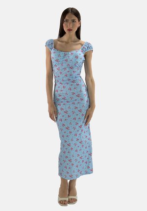 Vestido azul claro con mangas cortas abullonadas, patrón floral en rosa y rojo, silueta ajustada, hasta la rodilla, textura de tela suave.