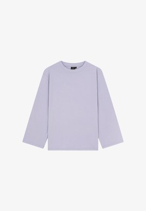 Lichtpaarse longsleeve met ronde hals, eenvoudig ontwerp en zonder zichtbare patronen of logo's op een witte achtergrond.