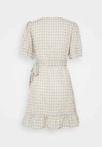 Žluté a modré kostkované šaty s krátkými nabíranými rukávy, páskem na zavázání a volánkovým lemem. Vyrobeno z lehkého materiálu.