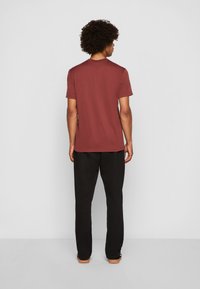 Champion TECH CREWNECK QUICK DRY - T-skjorte til trening - dark brown