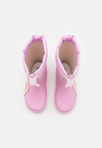 Bottes de pluie en caoutchouc rose avec une texture lisse, présentant un accent arc-en-ciel, un cordon de tirage et un intérieur rembourré.