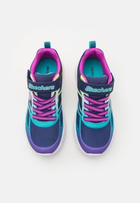 Mornarsko plave i ljubičaste tenisice od mrežaste tkanine, s ružičastim i tirkiznim detaljima, model na vezanje i trakica s logotipom marke "Skechers".