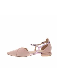 Zapato plano de punta afilada en ante blush con acentos metálicos en rosa, tira en el tobillo y un bajo tacón transparente. Presenta un diseño de paneles cosidos.