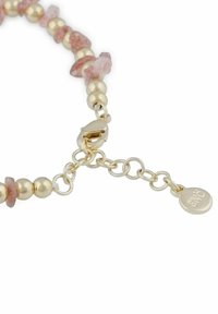 Armbands i guldton med runda pärlor och rosa stendetaljer, med en hummerlås och förlängningskedja. Noterbart taggdetalj bifogad.