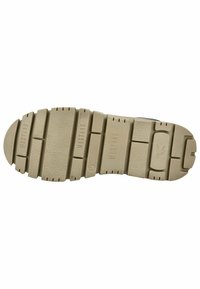 Suela de zapato de goma color beige con una superficie texturizada, presenta múltiples ranuras y crestas para tracción, marca en relieve y punta redondeada.