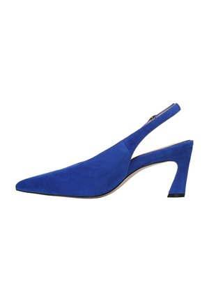 Escarpin slingback en daim bleu avec bout pointu et talon angulaire de hauteur moyenne. Texture lisse sans motifs ni accents visibles.